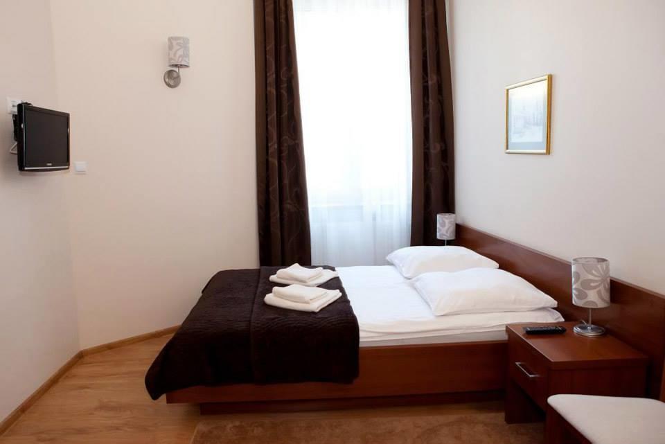 كيلتشي Hotel Srodmiejski المظهر الخارجي الصورة