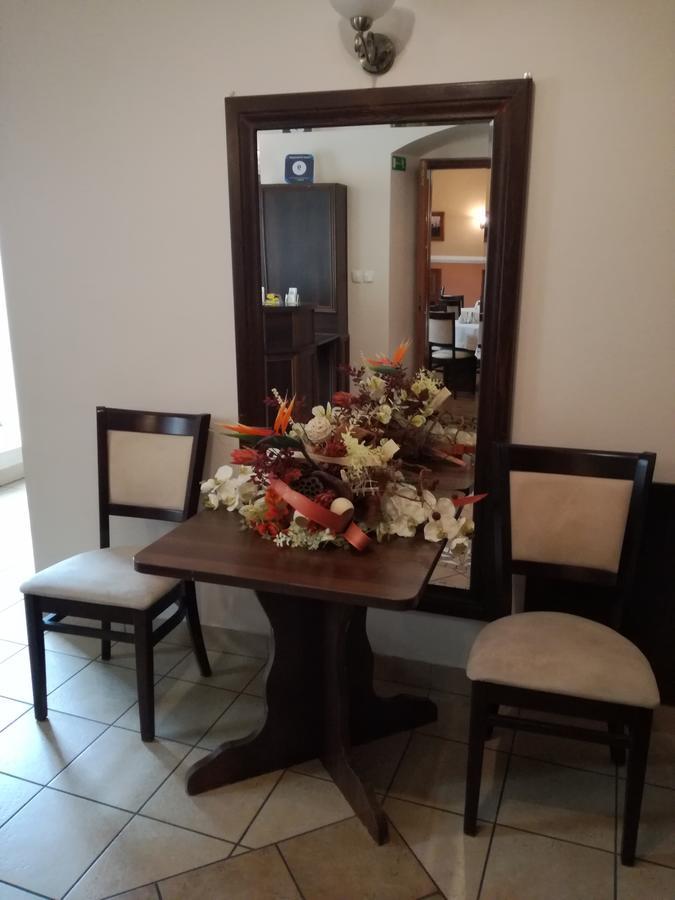 كيلتشي Hotel Srodmiejski المظهر الخارجي الصورة