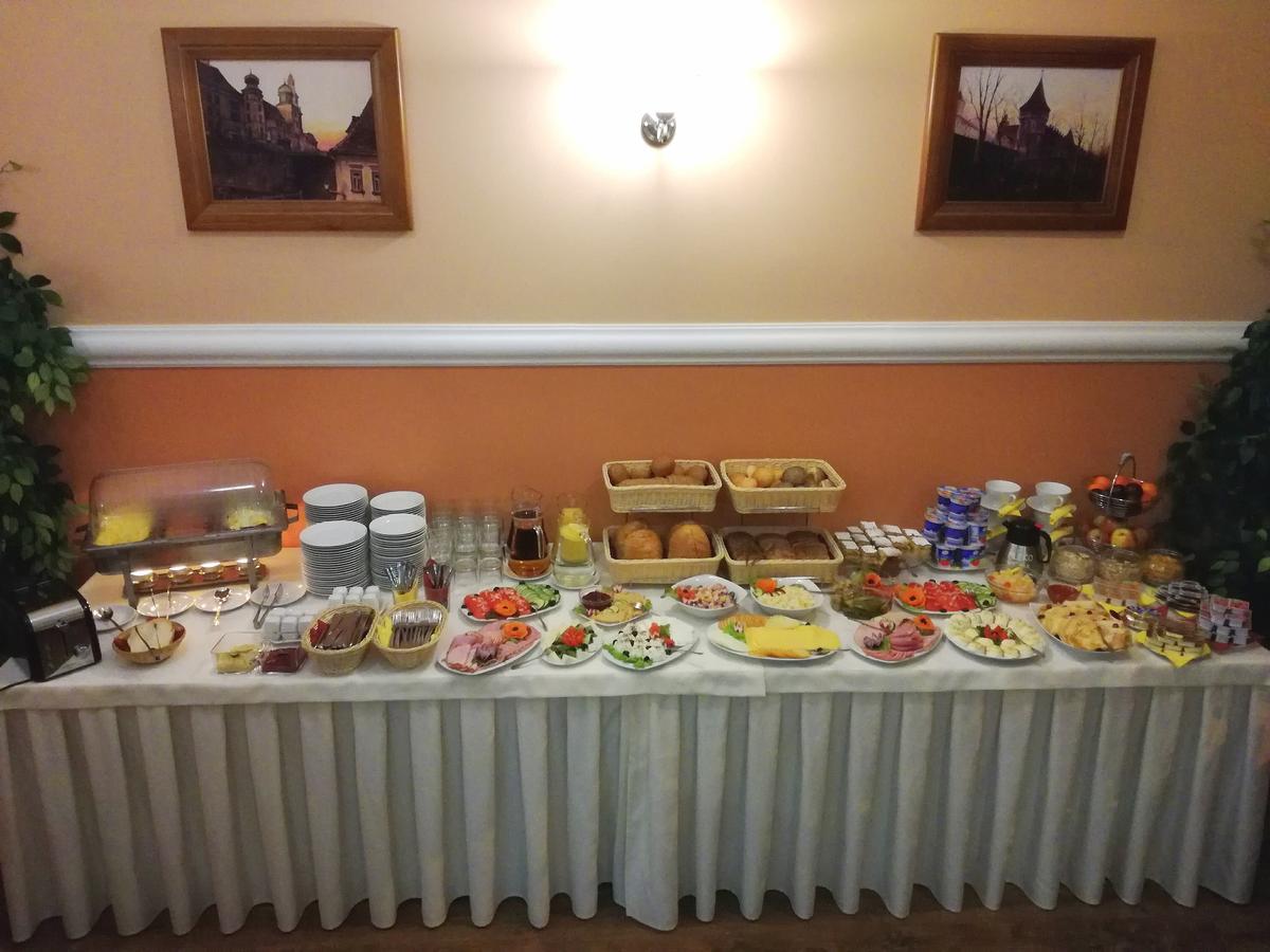 كيلتشي Hotel Srodmiejski المظهر الخارجي الصورة